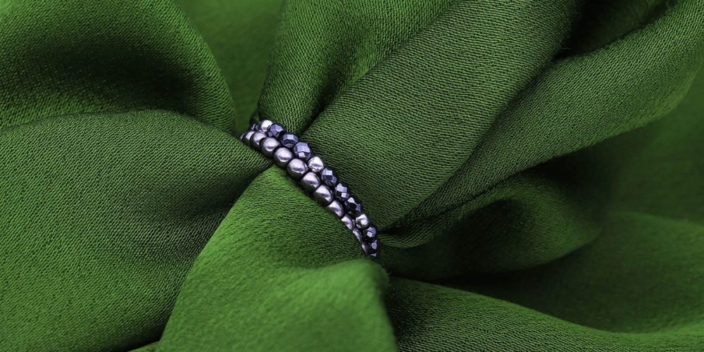 Zestaw elastycznych pierścionków z hematytu na zielonym płótnie