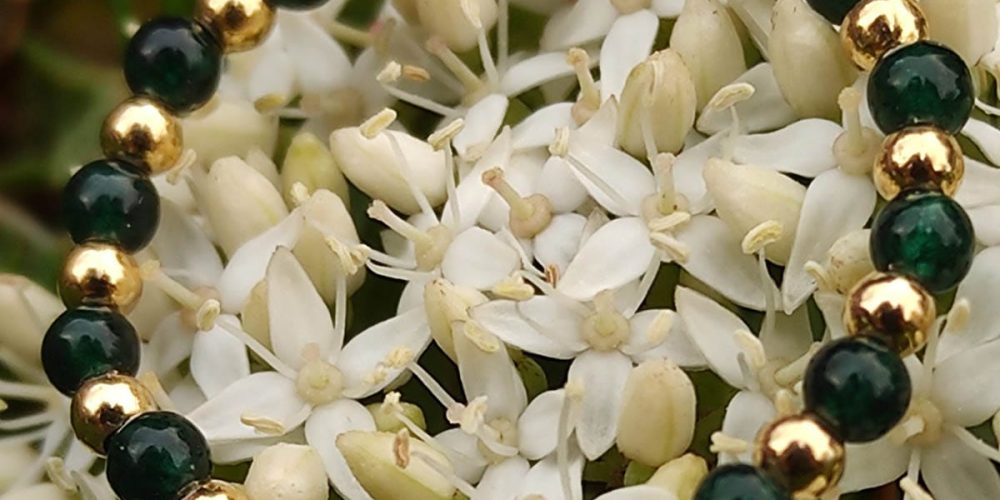 pierścionek elastyczny gold filled ze szmaragdem na kwiatach