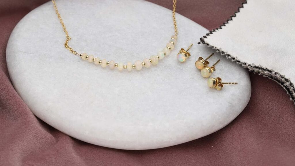 Biżuteria z opalem w formie naszyjnika i kolczyków powinna być czyszczona za pomocą szmatki z mikrofibry, która nie uszkodzi kamieni