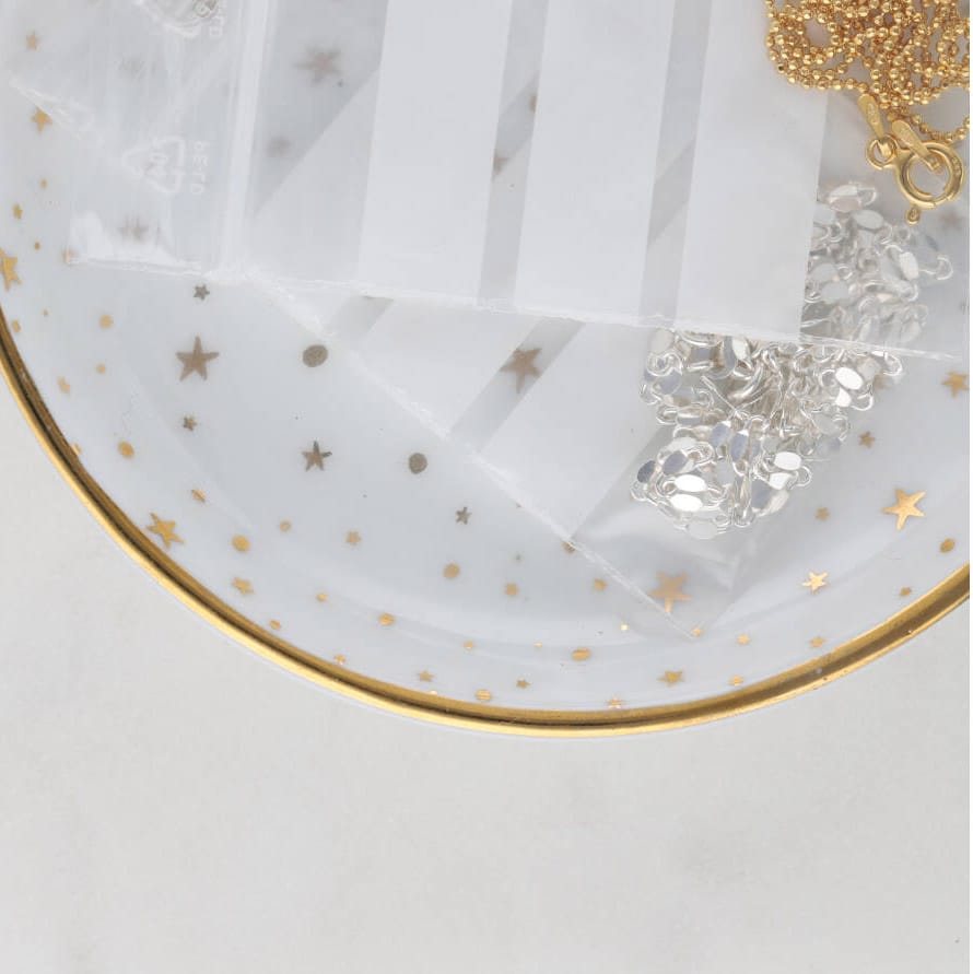 Aby uniknąć zaplątanie łańcuszków w bagażu, warto użyć woreczków strunowych.