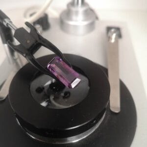 badanie mikroskopem ametystu na sprawdzenie czy jest prawdziwy