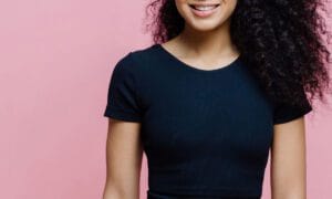 Jaka biżuteria pasuje do czarnej sukienki - poradnik