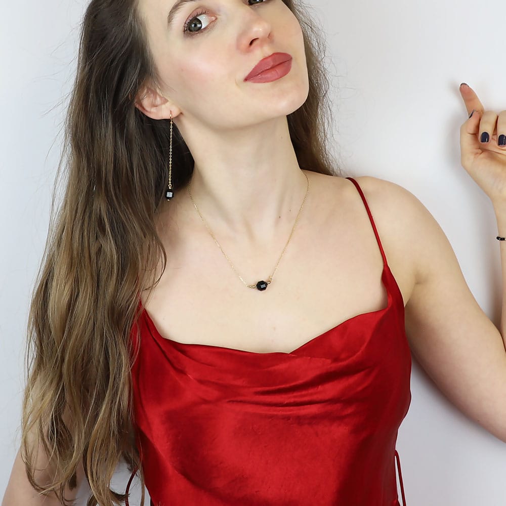 Czarna biżuteria świetnie sprawdzi się jako dodatek do czerwonej sukienki