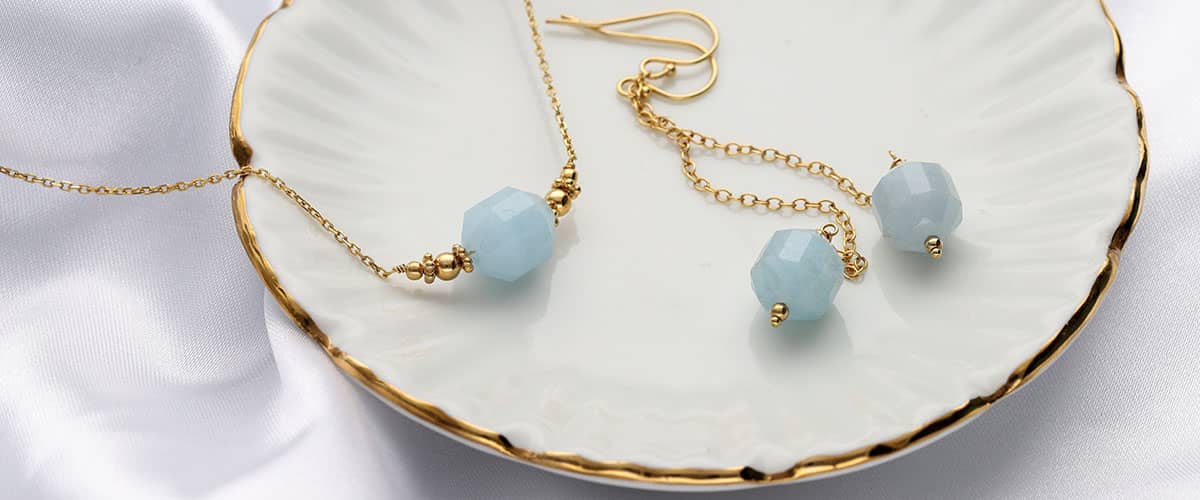 Amazonit szczęśliwy kamień dla Panny. Naszyjnik i kolczyki damskie pozłacane dla Panny