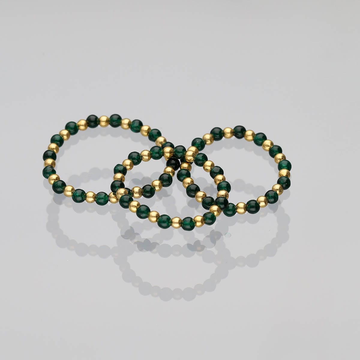 zielonym kamieniem jest szmaragd. Pierścionek elastyczny ze szmaragdem