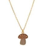 Jesienny naszyjnik z muchomorkiem. Grzybek pokryty cieniutka warstwą emalii która nadaje mu delikatny kolor. Całość wykonana ze srebra próby 925 pokrytego żółtym złotem