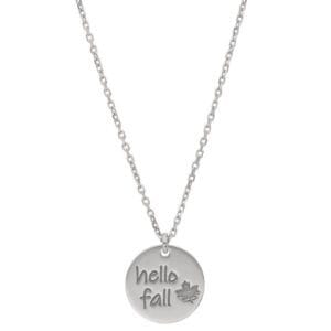 Naszyjnik na jesień z celebrytka z napisem hello fall i wygrawerowanym liściem klonu. Naszyjnik srebrny rodowany 925