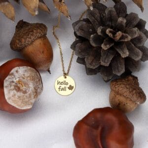 Pozłacany naszyjnik na jesień z celebrytką z liściem klonu i napisem "hello fall"