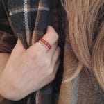 jesienny piękny pierścionek elastyczny z kuleczek gold filled i czerwonego agatu AUTUMN i pierścionki elastyczne z samych kuleczek gold filled założone na palec