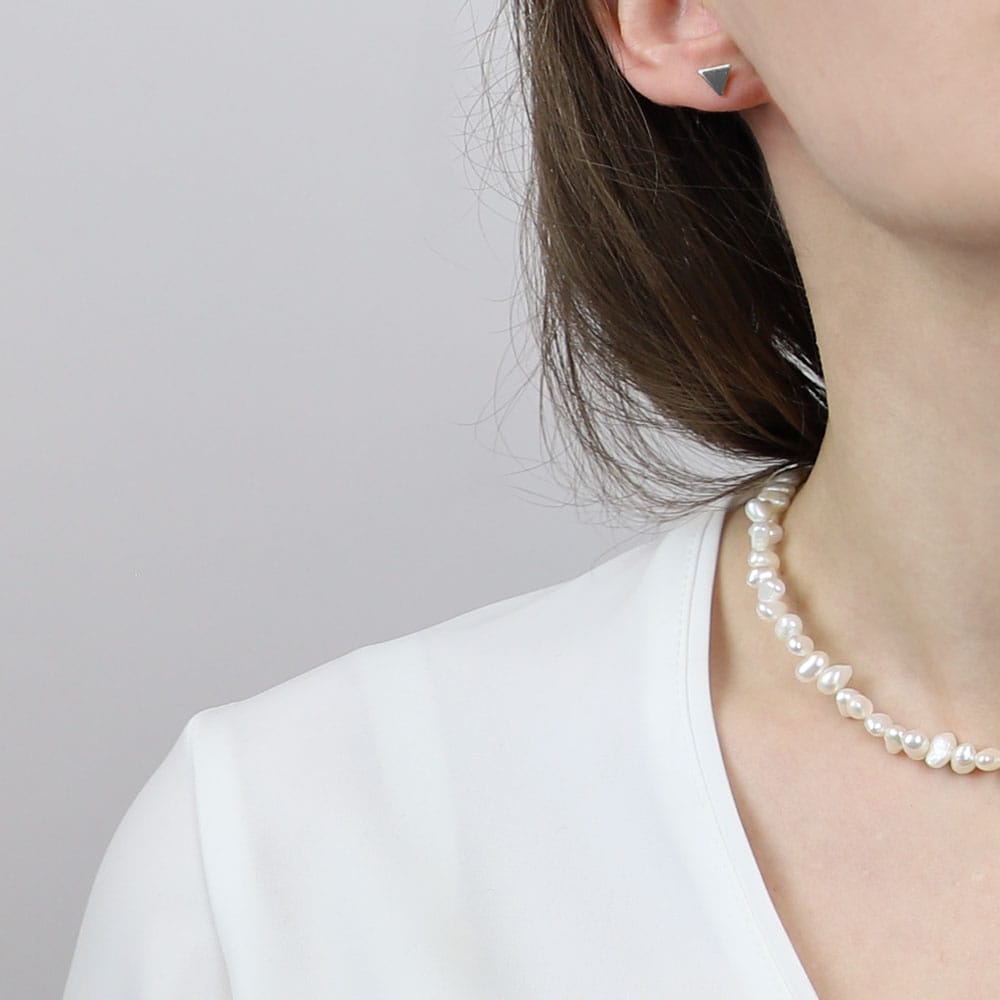 Delikatne kolczyki trójkąty celebrytki na sztyftach srebrne na uchu