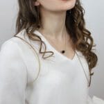 kolczyki i naszyjnik z czarnym kamieniem onyksem na modelce