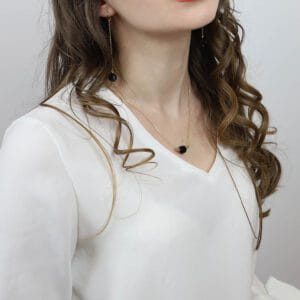 kolczyki i naszyjnik z czarnym kamieniem onyksem na modelce