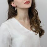 Kolczyki kółka z kwarcem truskawkowym pozłacane założone na uchu