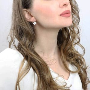 Niesamowite kolczyki kwiaty z masy perłowej założone na modelce