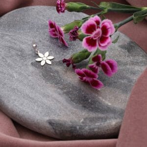 Kolczyki kwiatki srebrne na sztyftach wiszące