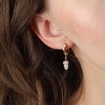 Eleganckie kolczyki koła z opalem naturalnym założone na ucho