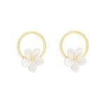 Stylowe kolczyki srebrne pozłacane na sztyftach z masą perłową w kształcie kwiatka