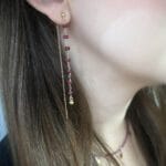 Ekskluzywne długie pozłacane kolczyki na sztyftach z naturalnym rubinem założone