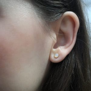 Założone minimalistyczne kolczyki sztyfty srebrne pozłacane z pięknym opalem