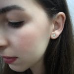 Założone minimalistyczne kolczyki sztyfty z pięknym opalem