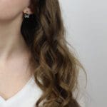 Kolczyki z emalia pająk sztyfty ubrane na modelce