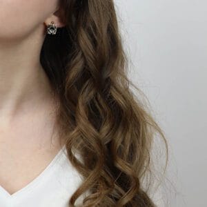 Kolczyki z emalia pająk sztyfty ubrane na modelce