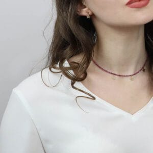 kolczyki gwiazdki sztyfty pozłacane na uchu