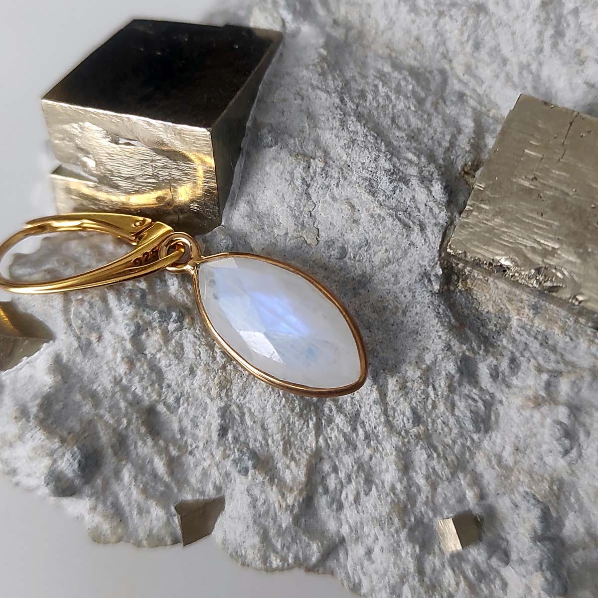 Damskie kolczyki wiszące bigiel angielski pozłacane kamień księżycowy w oprawie wykonanej z pozłoconego srebra próby 925 na skale z pirytem