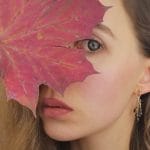 Kolczyki sztyfty srebrne pozłacane z wiszącymi kwarcami dymnymi założone na modelce