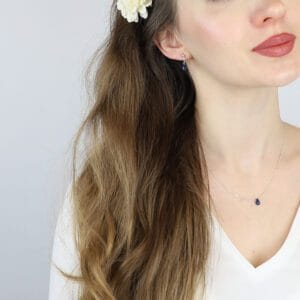 Minimalistyczne kolczyki z kianitem sztyfty srebrne MINI w uszach