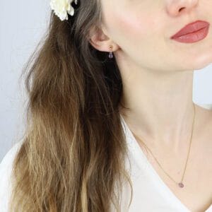 Małe kolczyki srebrne z ametystem pozłacane MINI w uszach