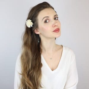 Kolczyki długie srebrne wiszące z niebieskim kamieniem apatytem MINI w uszach