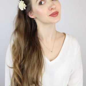 Małe wiszące kolczyki z naturalnym cytrynem pozłacane MINI w uszach