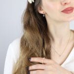 Delikatne pozłacane kolczyki z różowym kwarcem wiszące sztyfty MINI w uszach