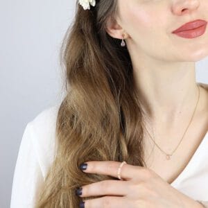 Delikatne pozłacane kolczyki z różowym kwarcem wiszące sztyfty MINI w uszach