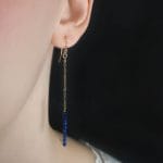 Długie kolczyki wiszące gold filled z kuleczkami lapisu lazuli na uchu