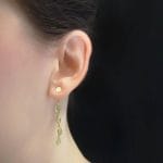 Długie wiszące kolczyki gold filled z naturalnym kamieniem oliwinu w formie brioletek założone