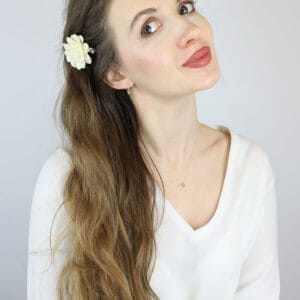 Delikatne srebrne kolczyki z zielonym kamieniem perydotem MINI w uszach