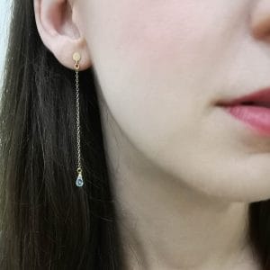 Długie wiszące kolczyki gold filled z naturalnym topazem założone