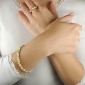 wielobarwne kulki jadeitu razem z kuleczkami gold filled tworzą piękna i stylową bransoletkę damską.