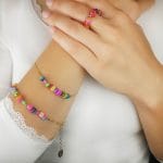 Pierścionek elastyczny i dwie bransoletki srebrne pozłacane z masy perłowej założone na ręce