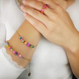 Pierścionek elastyczny i dwie bransoletki srebrne pozłacane z masy perłowej założone na ręce