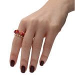 kolorowy damski pierścionek elastyczny gold filled z nieregularną masą perłową i innym pierścionkiem elastycznym w parze na palcu