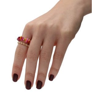 kolorowy damski pierścionek elastyczny gold filled z nieregularną masą perłową i innym pierścionkiem elastycznym w parze na palcu