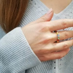 Pierścionek elastyczny gold filled z kolorowym agatem założony na palec