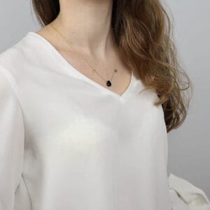 asymetryczny naszyjnik z kamieniami naturalnymi cytryn, ametyst i onyks założony na modelce