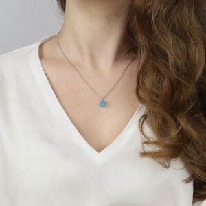 naszyjnik damski srebrny z niebieskim chalcedonem na szyi