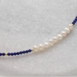 Choker na szyję z kamieniami lapis lazuli i perły naturalne. Choker pozłacany ze srebra