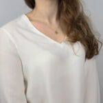 Naszyjnik moneta srebrny pozłacany z kuleczkami ubrany na modelce