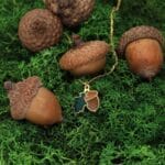 Naszyjnik na jesień z emalią liść dębu i żołądź